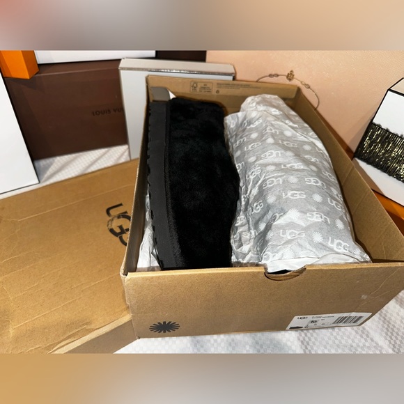 ⭐️Fall Sale ⭐️UGG Black Classic Cozy Booties Slippers.  Women’s 10 - Picture 9 of 10